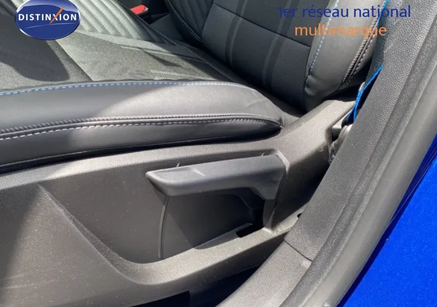 Détail de l'intérieur côté siège avant droit d'une Renault Symbioz bleu iron metal, avec sellerie noire et surpiqûres bleues.