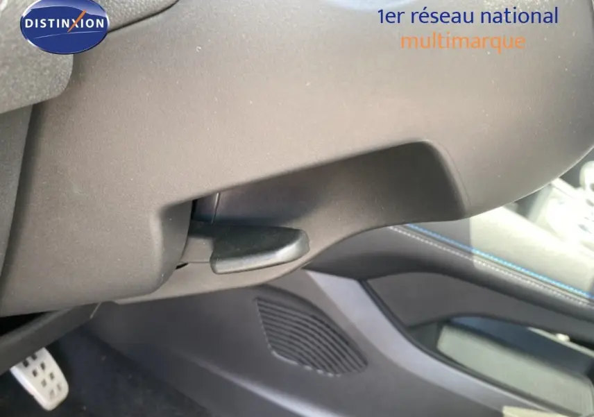 Détail intérieur montrant la commande sous le tableau de bord avec surpiqûres bleues du Renault Symbioz bleu iron metal.