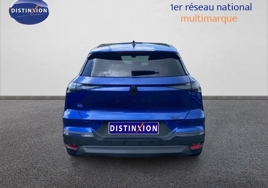 Vue arrière d'une Renault SYMBIOZ E-TECH Full Hybrid 145ch Esprit Alpine en bleu Iron Metal, avec feux arrière LED.