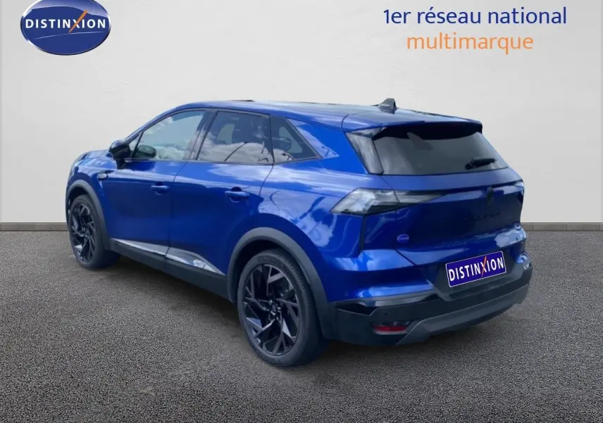 Vue 3/4 arrière droite d’un Renault Symbioz E-Tech Full Hybrid 145ch bleu Iron Metal avec jantes noires.