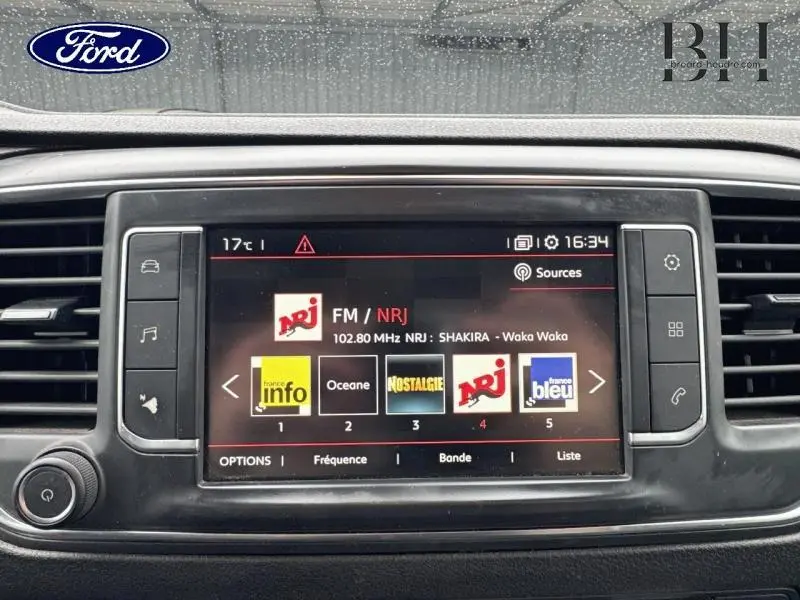 Je vois que l'image montre un tableau de bord avec un écran multimédia affichant une radio FM NRJ, mais elle ne correspond pas à un Citroën Jumpy. Pourriez-vous fournir une image du véhicule Citroën Jumpy gris