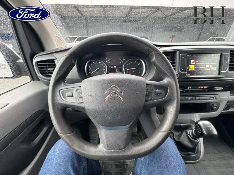 Intérieur vue conducteur du Citroën Jumpy gris, volant multifonctions et tableau de bord avec écran tactile.