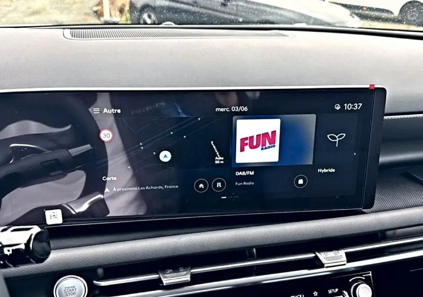 Écran tactile 12,3 pouces du tableau de bord du Hyundai Tucson 2026, affichant navigation et radio Fun.