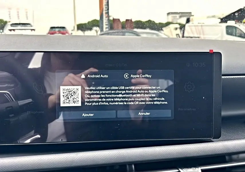 Écran tactile central affichant l'interface Android Auto et Apple CarPlay dans l'habitacle d'un Hyundai Tucson blanc.