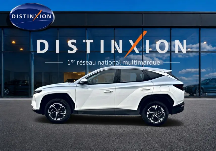 Hyundai Tucson 2026 blanc en profil droit, avec jantes alliage et lignes anguleuses marquées.