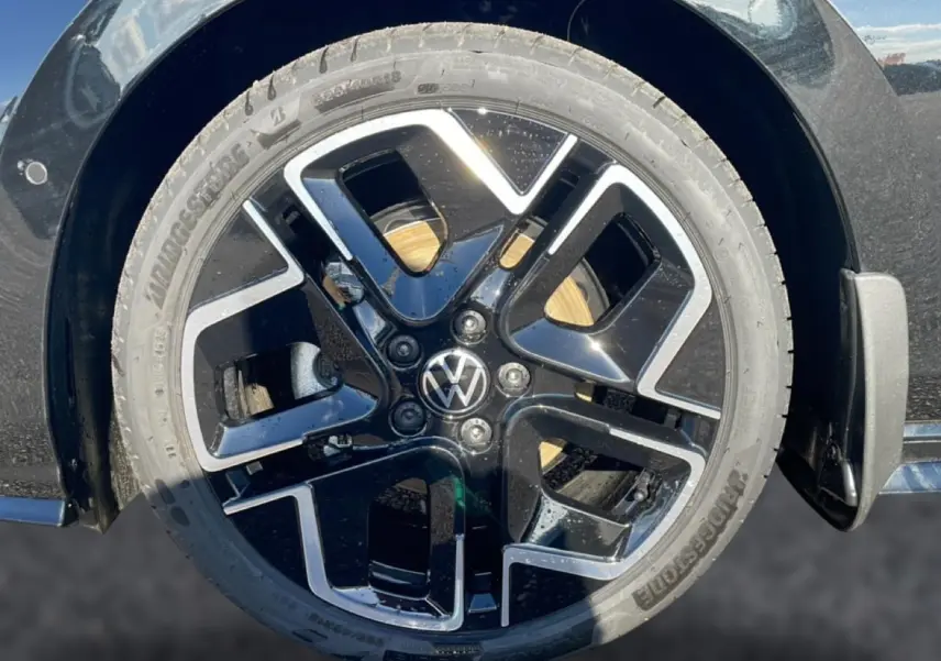 Gros plan sur la jante alu noire et argentée d’une Volkswagen Golf 1.5 etsi evo2 150 R-Line 2026 noire.