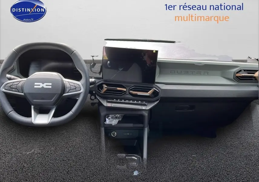 Tableau de bord du Dacia Duster 2025 avec écran tactile central et volant multifonction noir et gris.