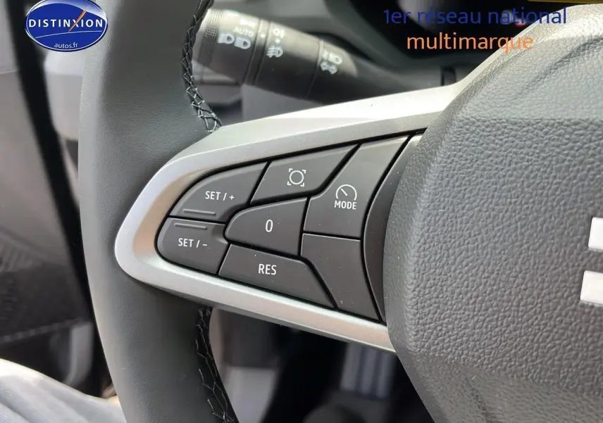 Gros plan sur les commandes multifonctions du volant du Dacia Duster noir 2025, côté gauche.