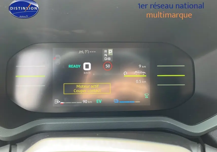 Tableau de bord numérique du Dacia Duster noir 2025 affichant vitesse, autonomie et alertes, vue frontale rapprochée.