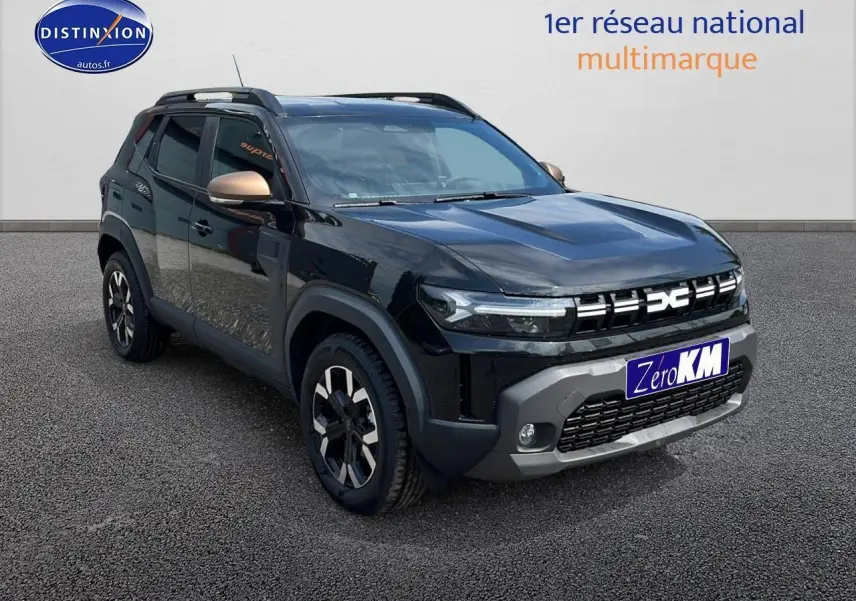 SUV Dacia Duster noir vu en 3/4 avant droit avec barres de toit et jantes alu distinctives.