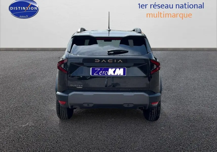 Vue arrière d'un Dacia Duster noir 2025 avec barres de toit et feux arrière LED distinctifs.