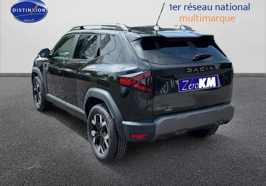 Vue 3/4 arrière droite du Dacia Duster noir 2025 avec barres de toit et jantes alu distinctives.