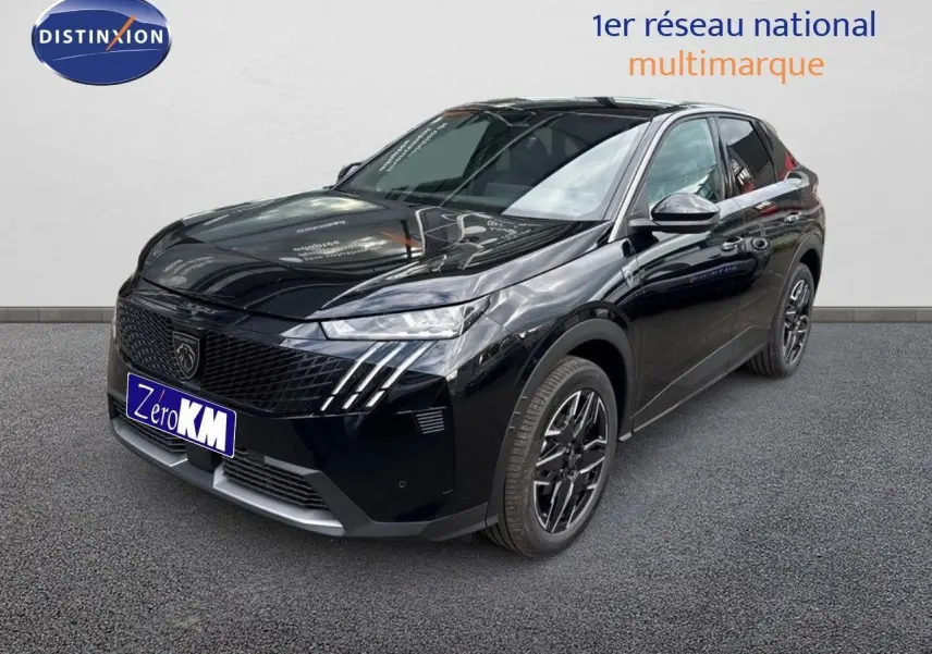 Peugeot 3008 Hybrid 136ch GT noir perle métal en 3/4 avant droit, avec calandre distinctive et jantes noires.