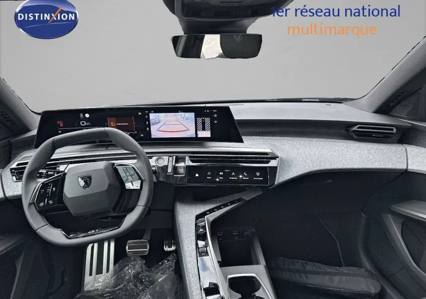 Intérieur moderne du Peugeot 3008 Hybrid 136ch GT 2025, tableau de bord et volant noir avec écran numérique large.