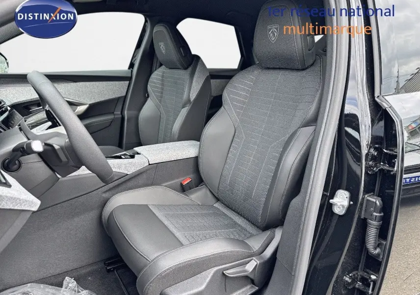 Intérieur avant droit du Peugeot 3008 Hybrid 136ch GT noir perle métal, sièges en cuir et tissu gris avec logo Peugeot.