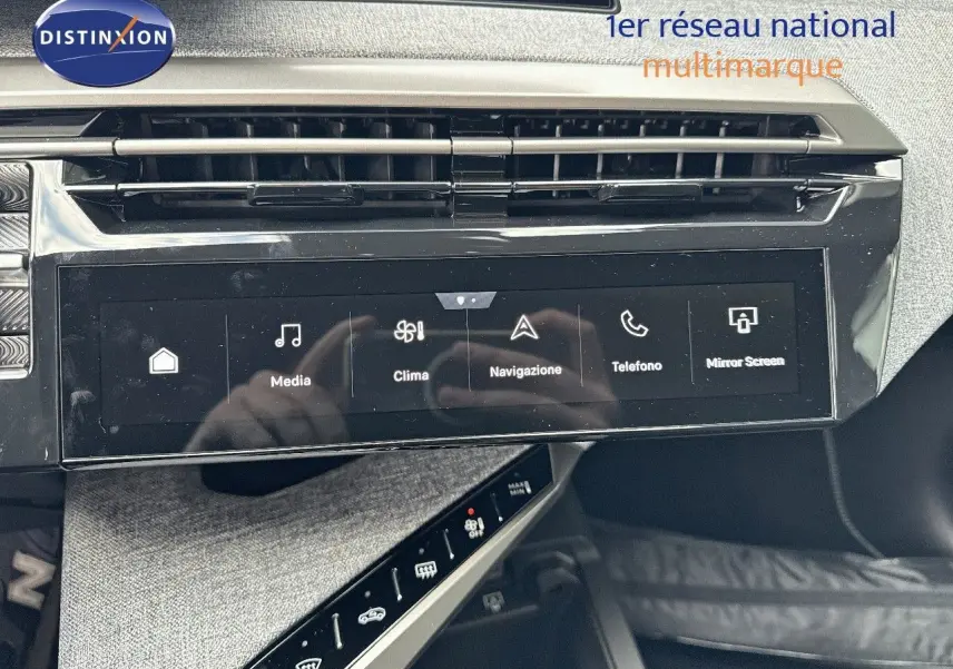 Vue rapprochée de l'écran tactile central et de la console du Peugeot 3008 Hybrid noir perle métal, intérieur moderne.