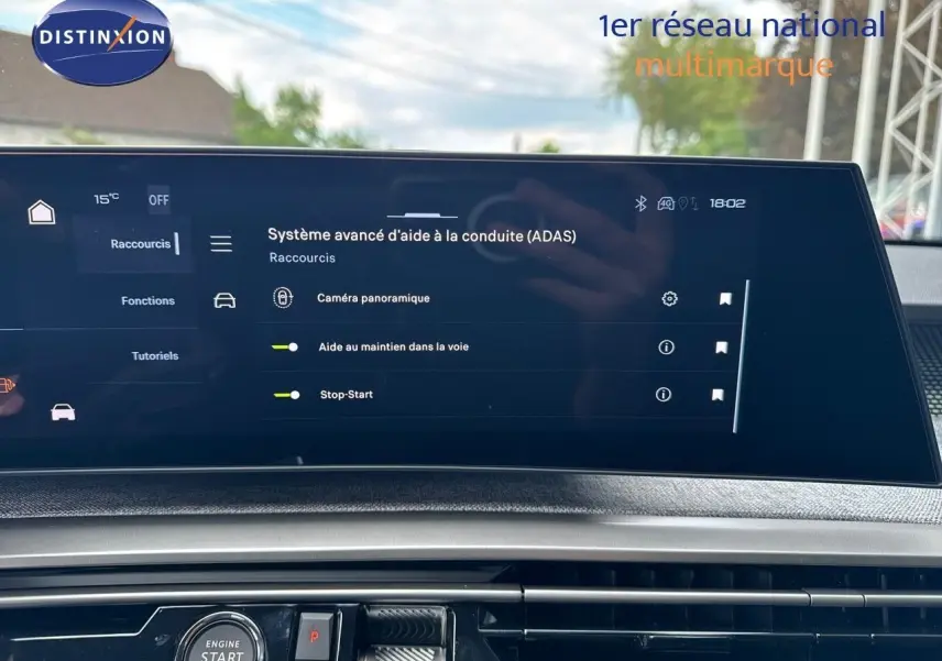 Écran tactile du système d'aide à la conduite sur tableau de bord du Peugeot 3008 Hybrid noir perle métal 2025.