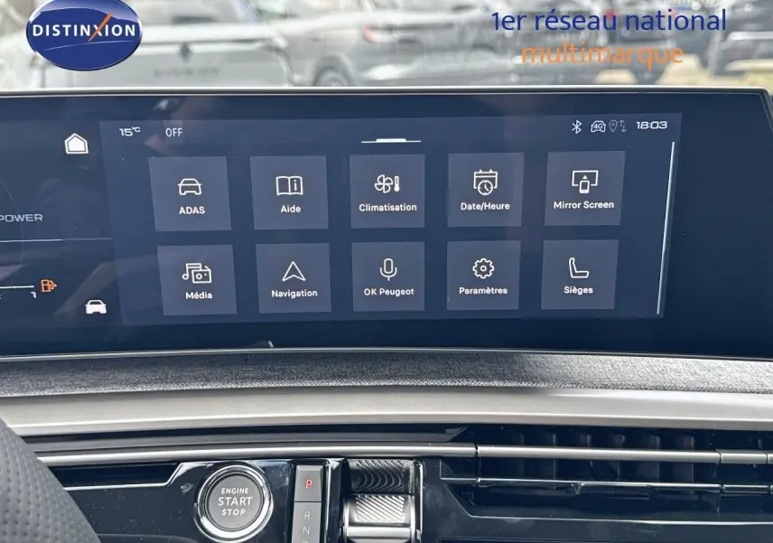 Tableau de bord du Peugeot 3008 Hybrid 2025 avec écran tactile central affichant les options de navigation et climatisation.