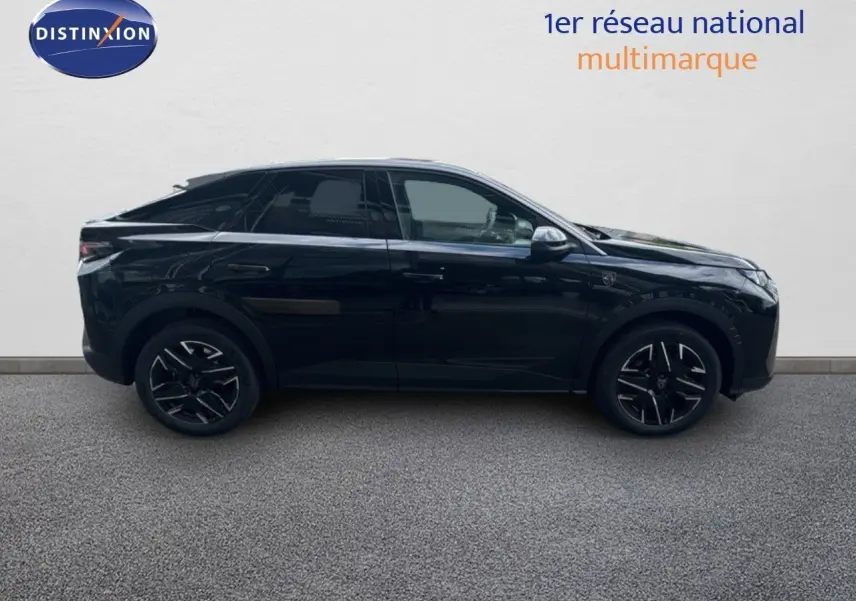 Profil côté gauche du Peugeot 3008 HYBRID 136CH GT noir perle métal, soulignant ses jantes noires et lignes épurées.