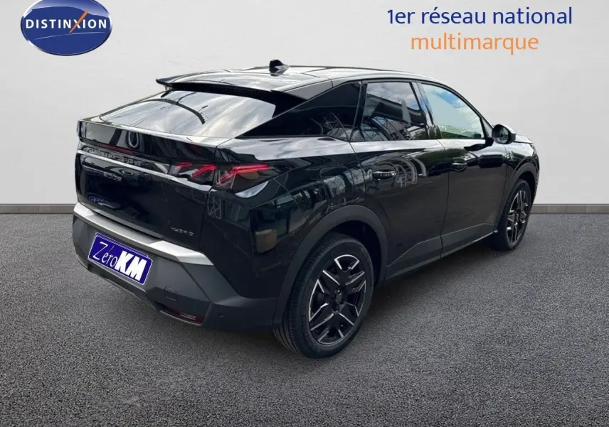 Vue 3/4 arrière droite d'un Peugeot 3008 Hybrid noir perle métal avec jantes noires bicolores.