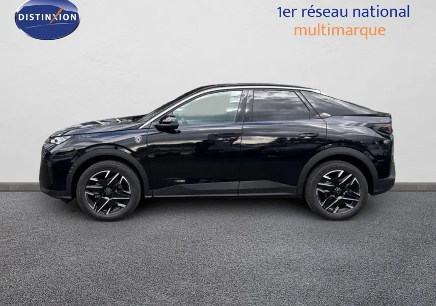 Peugeot 3008 HYBRID 136CH GT noir perle métal vu de profil côté gauche, soulignant ses jantes noires et design moderne.