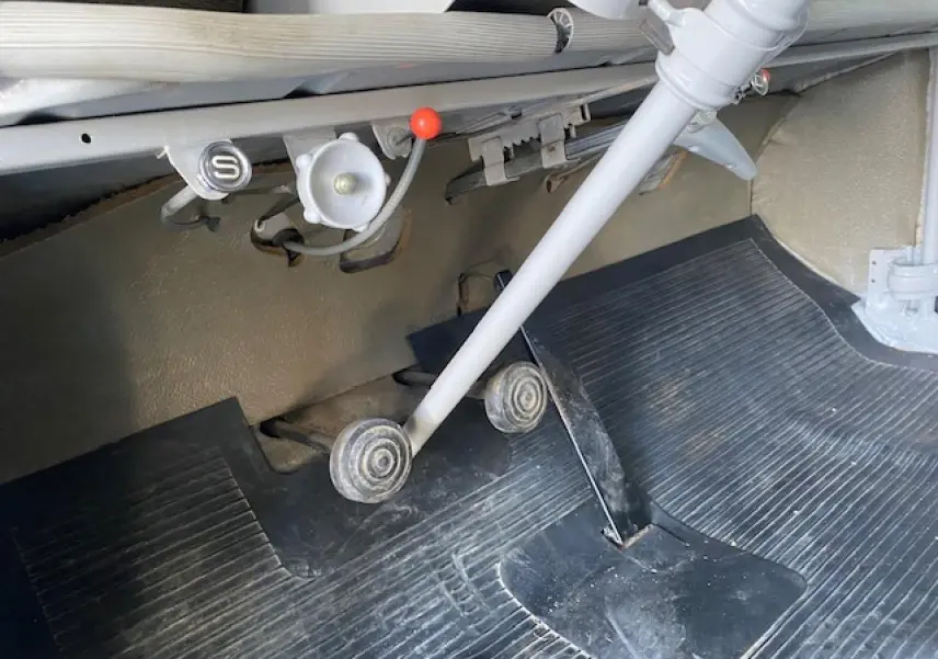 Vue rapprochée des pédales et du levier de vitesse beige clair d'une Citroën 2 CV 1968 refaite à neuf.