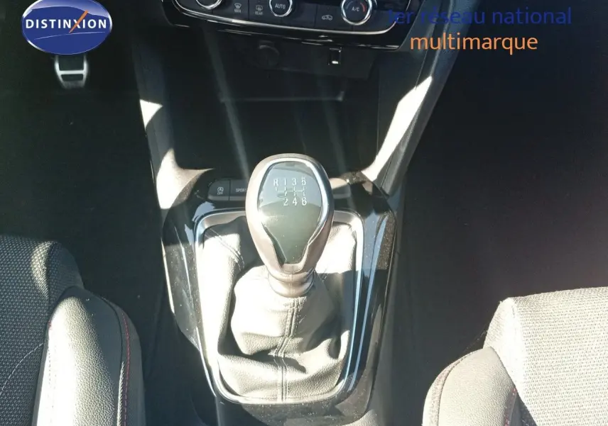 Le levier de vitesses manuel de l'Opel Corsa 1.2 Turbo 100ch 2023, vu de dessus dans l'habitacle.