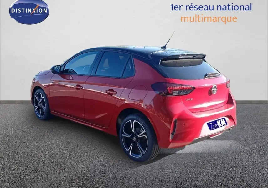 Vue 3/4 arrière droite d'une Opel Corsa rouge Kardio métal avec toit noir et jantes noires biton.