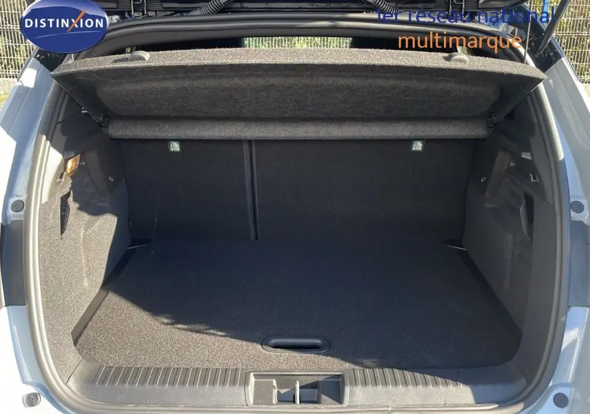 Coffre ouvert vu de l'arrière d'un Renault Captur gris Rafale métal avec intérieur noir et cache-bagages.