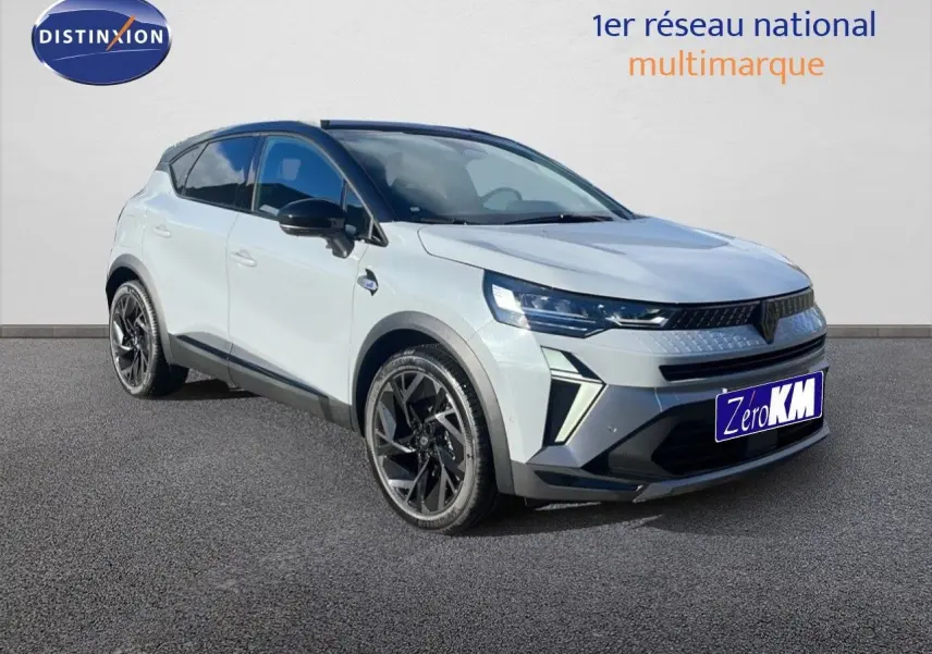 Renault Captur E-Tech hybride gris Rafale avec toit noir, vue 3/4 avant mettant en valeur ses jantes noires et phares LED.