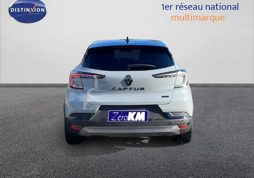 Vue arrière du Renault Captur E-Tech hybride gris Rafale avec toit noir, mettant en valeur ses feux LED et son design moderne.
