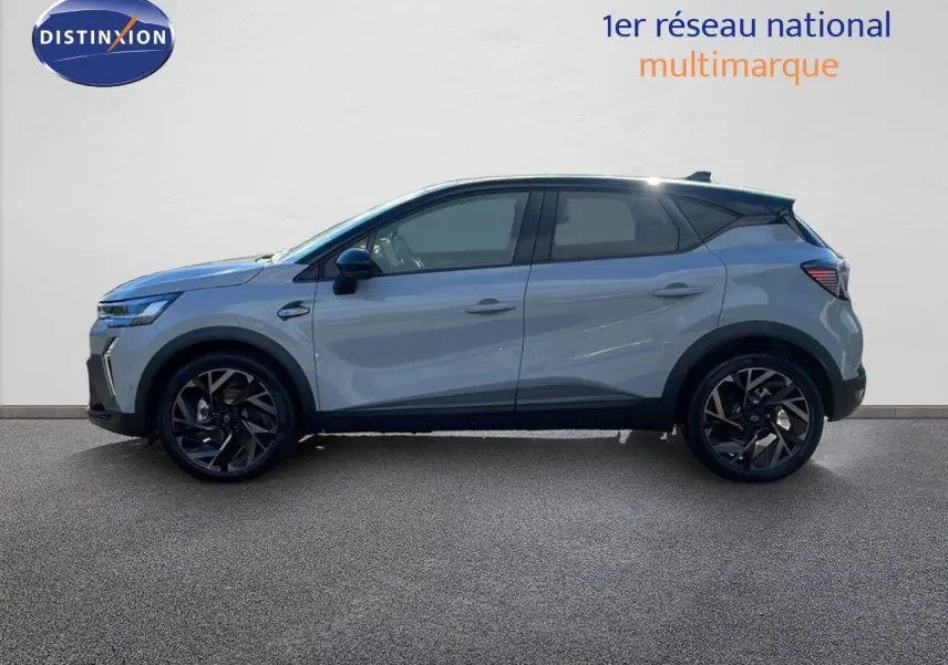 Profil côté gauche du Renault Captur E-Tech hybride 2025 gris rafale métal avec toit noir et jantes noires biton.