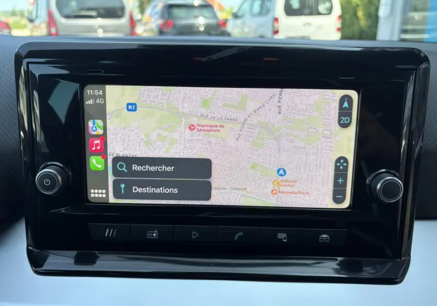 Écran tactile central du SEAT Arona 2024 affichant une carte de navigation en mode 2D.