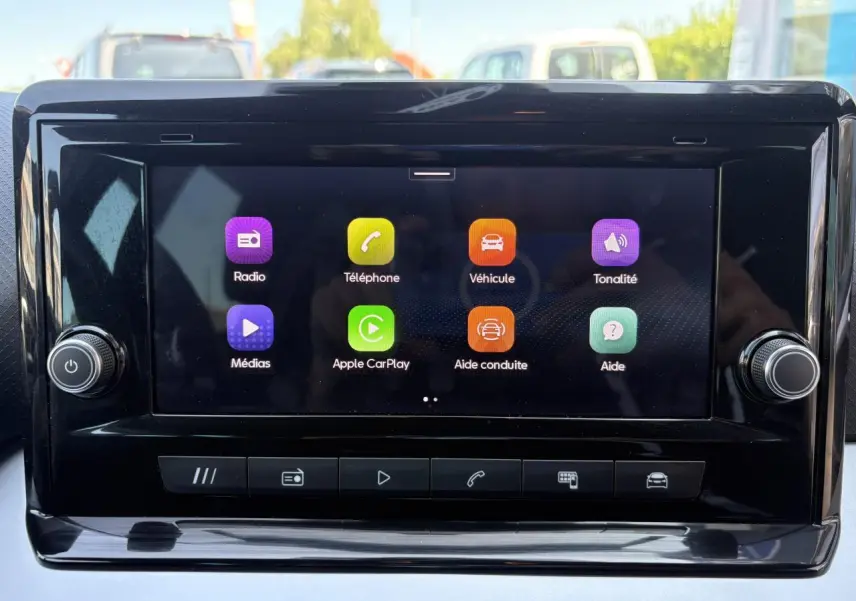 Écran tactile central du système MediaSystem+ de la SEAT Arona 2024, affichant les options connectées.