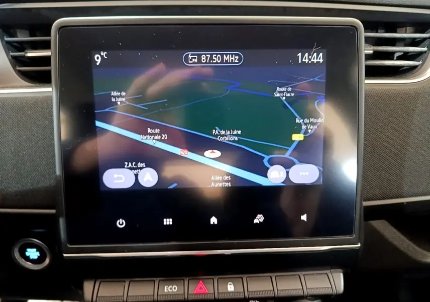 Écran tactile central du tableau de bord de la Renault ZOE Business R110 blanc, affichant la navigation GPS.