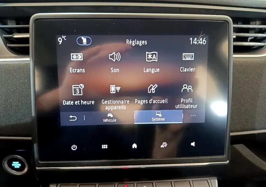 Écran tactile central 17,8 cm de Renault ZOE blanc, vue frontale du tableau de bord avec boutons de commande.