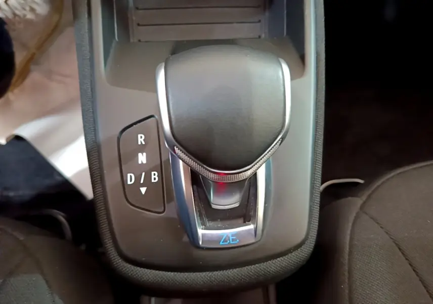 Gros plan sur la commande de boîte automatique noire avec indication ZE dans une Renault ZOE blanche, version Business R110.