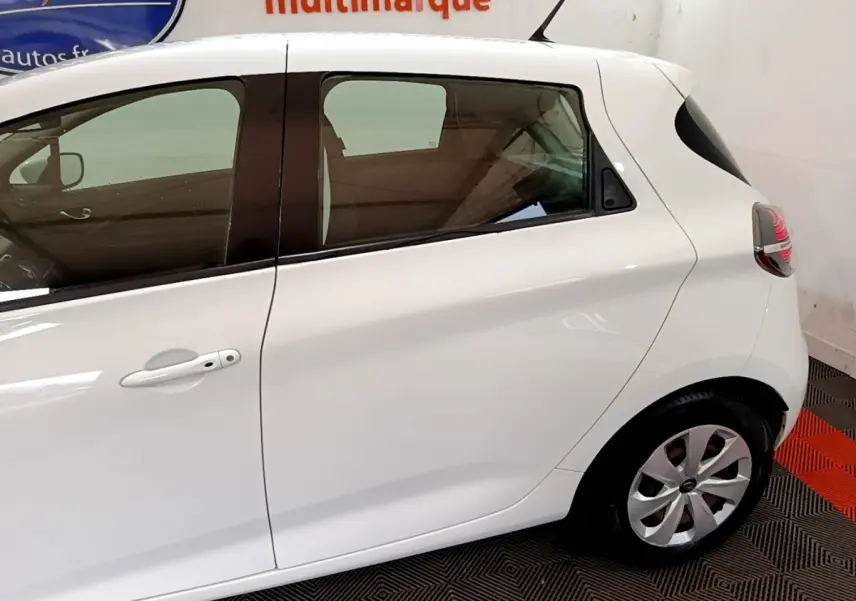 Profil droit de la Renault ZOE blanche 2021, version Business R110, mettant en valeur la porte arrière et la roue arrière.