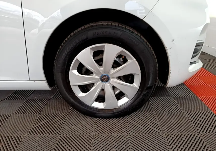 Gros plan sur la roue avant droite blanche d'une Renault ZOE Business R110 2021, avec jante et logo Renault visibles.
