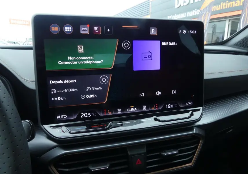 Écran tactile central du tableau de bord du CUPRA Formentor 2025 avec affichage multimédia et climatisation.