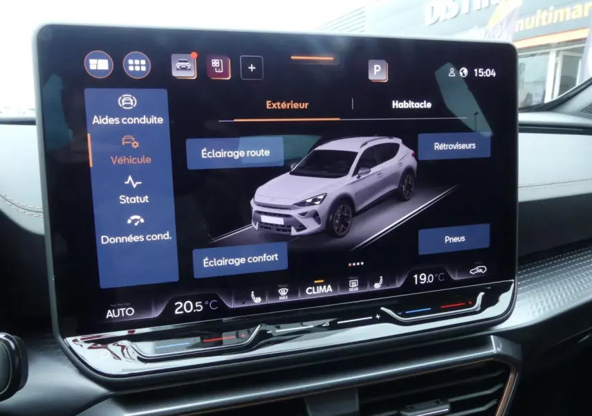 Écran tactile intérieur montrant une modélisation 3/4 avant d’un CUPRA Formentor gris Graphène avec options d’éclairage.