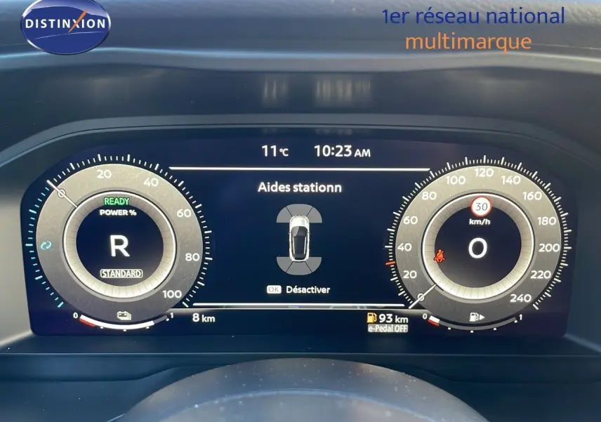 Affichage numérique du tableau de bord du Nissan Qashqai 2025, montrant l'aide au stationnement et la vitesse à 0 km/h.