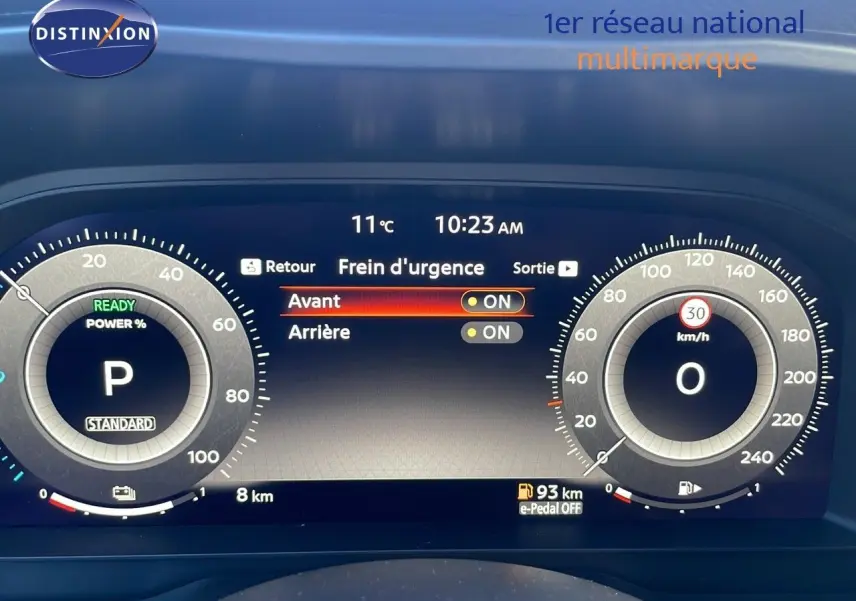 Tableau de bord numérique du Nissan Qashqai 2025 affichant la vitesse, la puissance et les réglages du frein d'urgence.