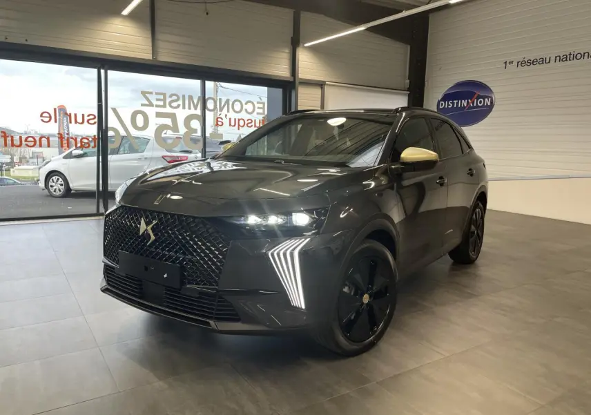 DS7 Crossback gris titanium en 3/4 avant droit avec calandre noire et coques de rétroviseurs dorées satinées.