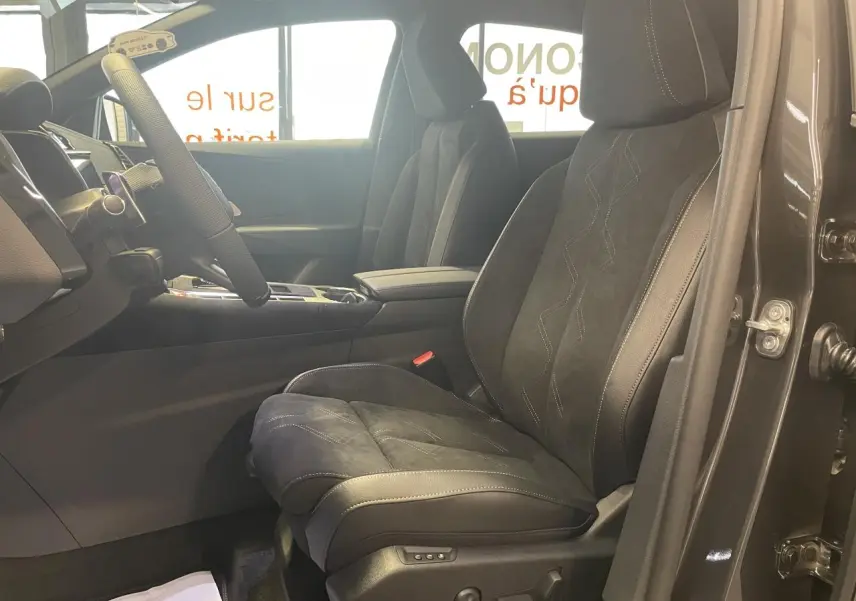 Vue intérieure côté conducteur du DS7 Crossback gris titanium, sièges en Alcantara noir avec surpiqûres visibles.
