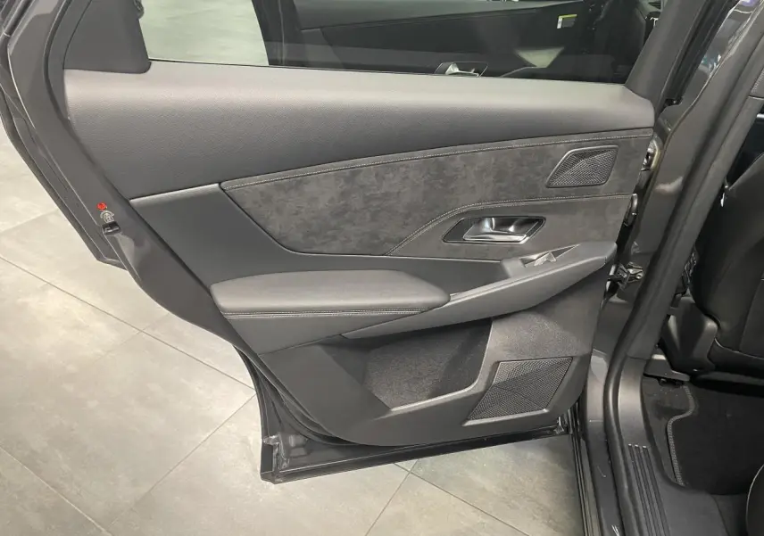 Vue rapprochée de la porte arrière gauche gris titanium du DS7 Crossback avec garniture Alcantara et commandes de fenêtre.