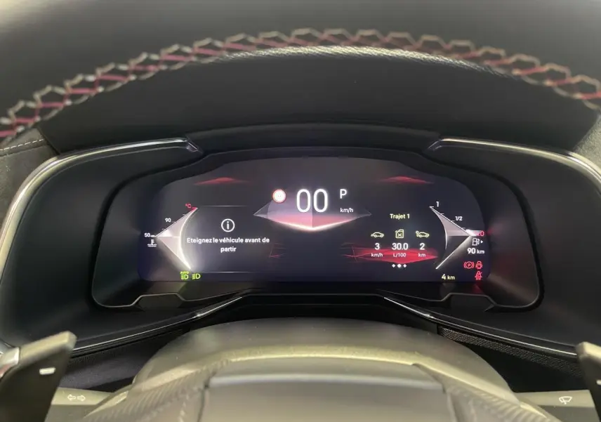 Vue rapprochée du combiné d'instrumentation numérique 12,3'' du DS7 Crossback avec affichage digital moderne et volant cuir noir.