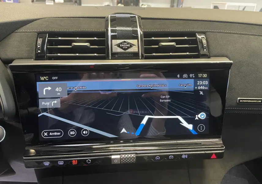 Vue rapprochée de la console centrale noire avec écran tactile et bouton Start Engine du DS7 Crossback gris titanium.