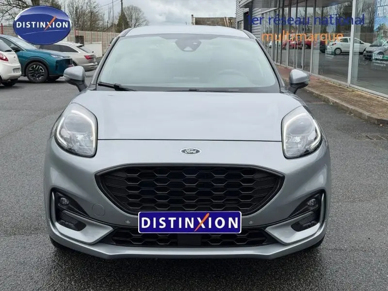Vue avant d'une Ford Puma 1.0 EcoBoost gris Solar métallisé avec calandre noire et phares LED arrondis.