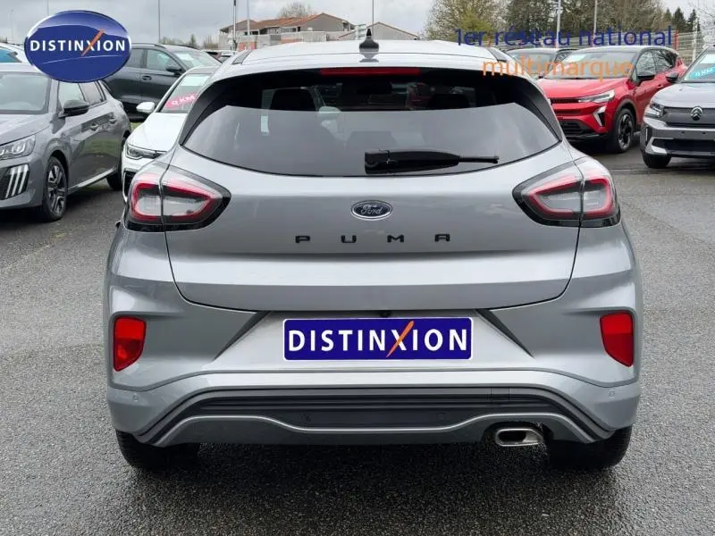 Vue arrière d'une Ford Puma gris Solar métallisée avec feux LED et sortie d'échappement chromée visible.